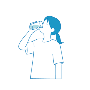 水を飲む女性