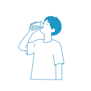 水を飲む男性