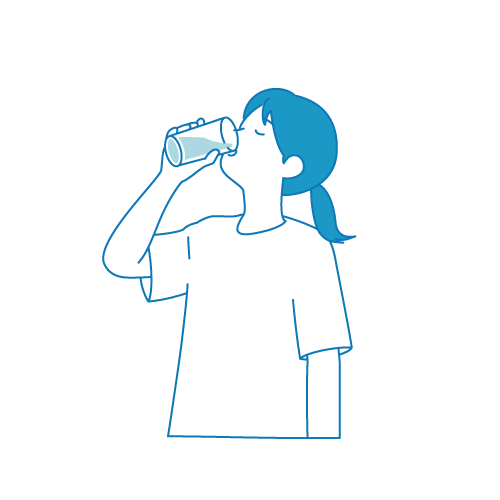 水を飲む女性