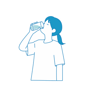 水を飲む女性