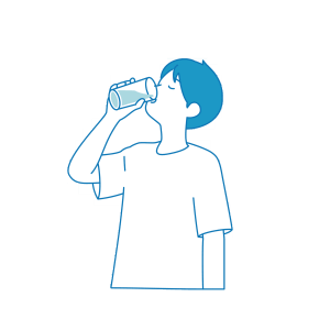 水を飲む男性